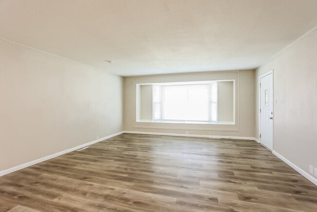 Photo - 820 Essex Dr