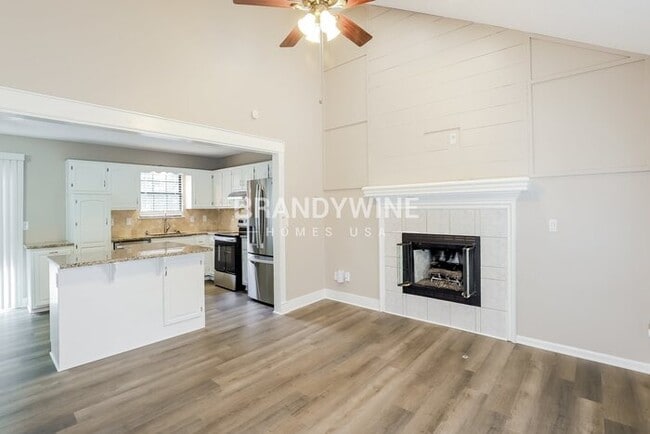 Photo - 521 SE Onyx Dr