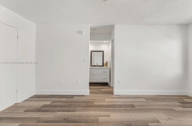 Tocador grande con mucho espacio en los cajones - 2512 SW 113th Ct Unidad #1