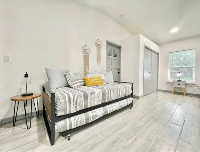 Photo - 1213 Corbett Ln Unit 2