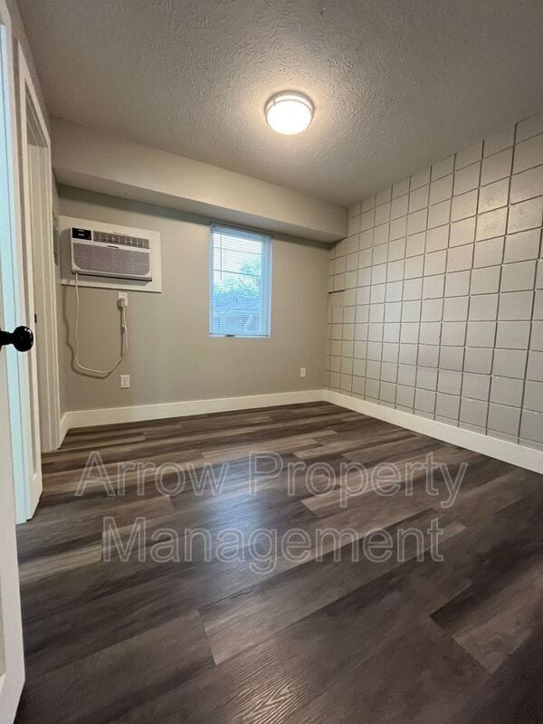 Photo - 877 N 26th St