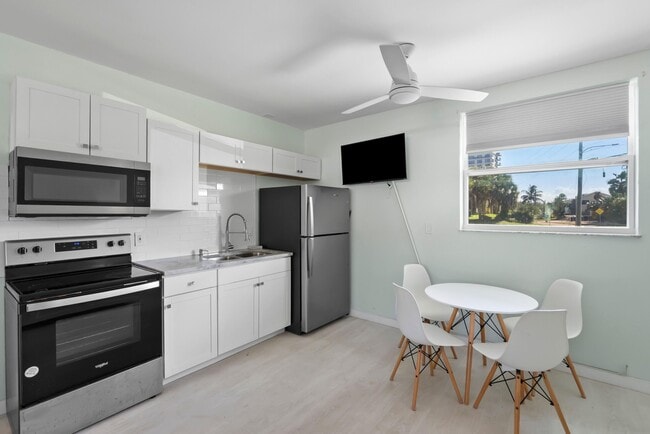 Building Photo - 670 Hernando St Unit B