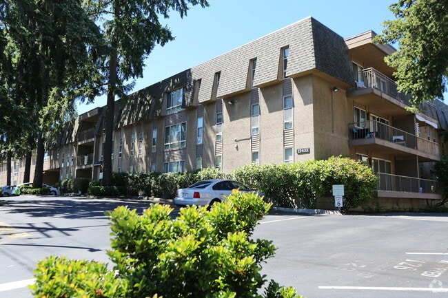 Brentwood Square
