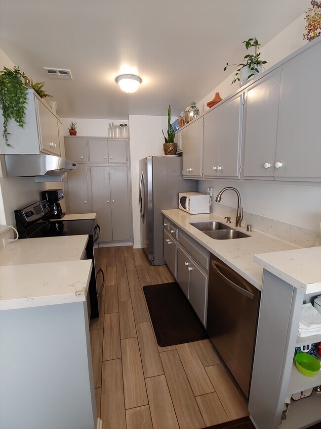 5403 Newcastle Ave Unidad 66