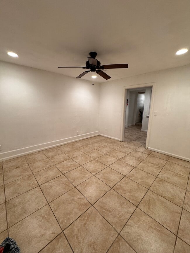 Photo - 871 W 37th St Unidad 1