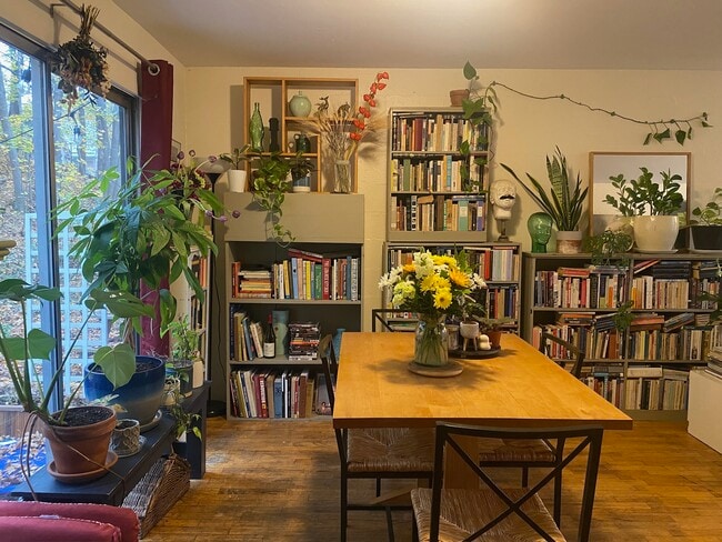 212 Giles St Furnished Free Parking