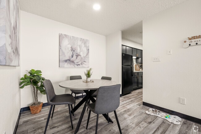 Model 1BR, 1BA - 670SF - Dining Room - Ranch at 1856