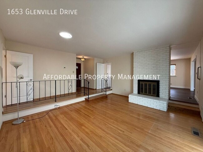 Photo - 1653 Glenville Dr