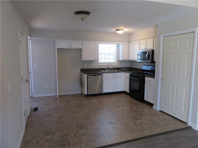 Photo - 204 Twin Pines Ct