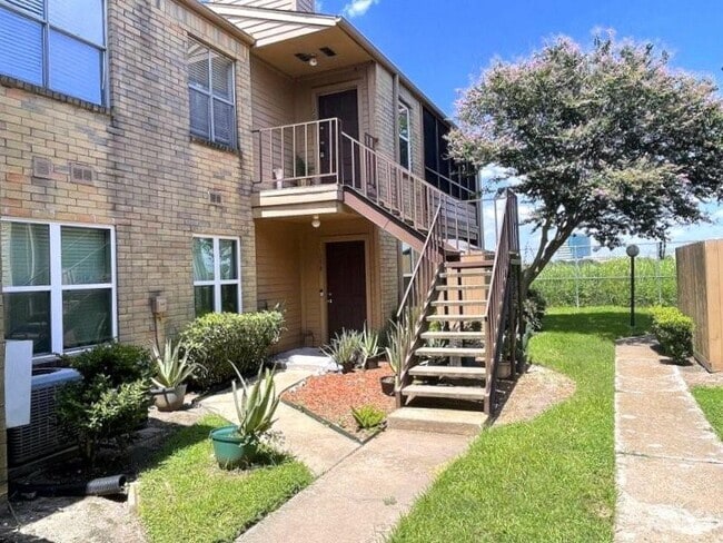 Building Photo - 10555 Turtlewood Ct Unit 1207 Rental