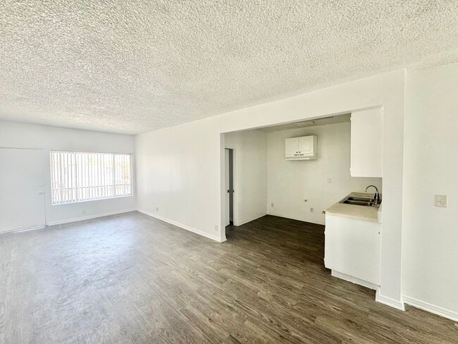 Building Photo - 8900 Baring Cross St Unit 10 Rental