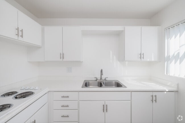 2BR, 1BA - 790SF - Kitchen - Vistan Apartments