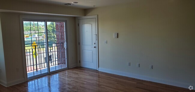 Building Photo - 307 Irvine Turner Blvd Unit Shared Apartment