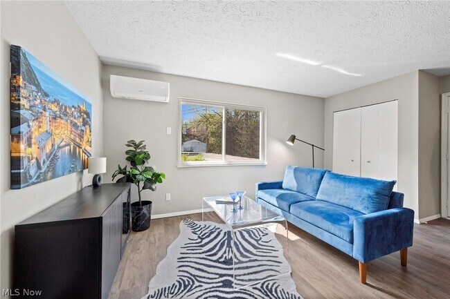 Photo - 10524 Clifton Blvd Unidad 102