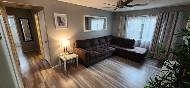 Building Photo - 1432 W 106th St Unit Furnished 2 Bedroom