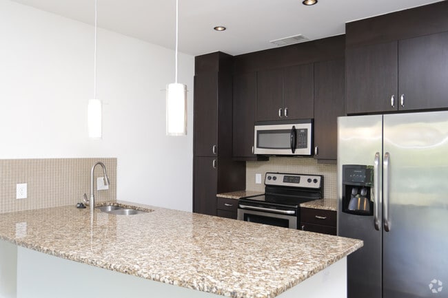 1BR, 1BA - 750 SF