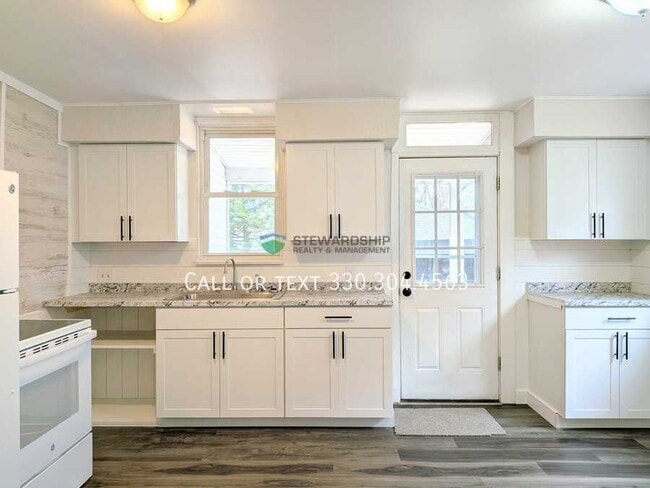 Building Photo - 1412 16th St NW