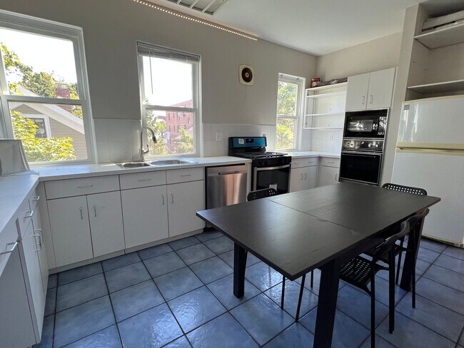 Building Photo - No Fee! 6/1/26 Huge Harvard Sq 8BR/3.5BA a...