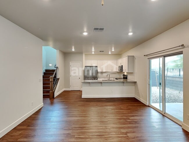 Photo - 638 W Hackamore Ave