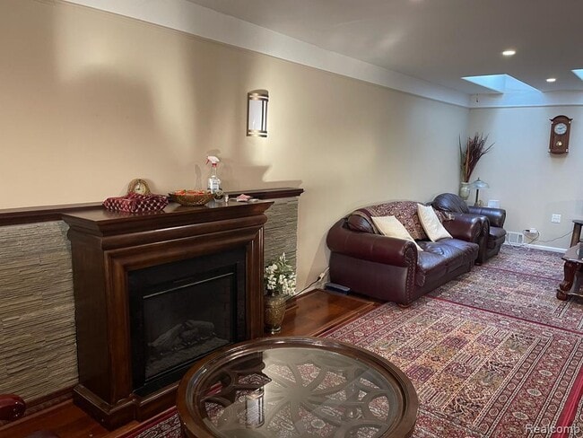297 Vreeland Dr