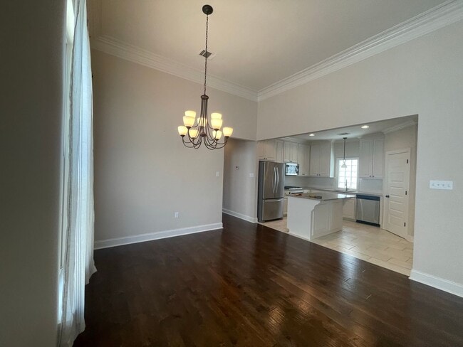 Photo - 3 Bedroom House off Nicholson with Community Pool