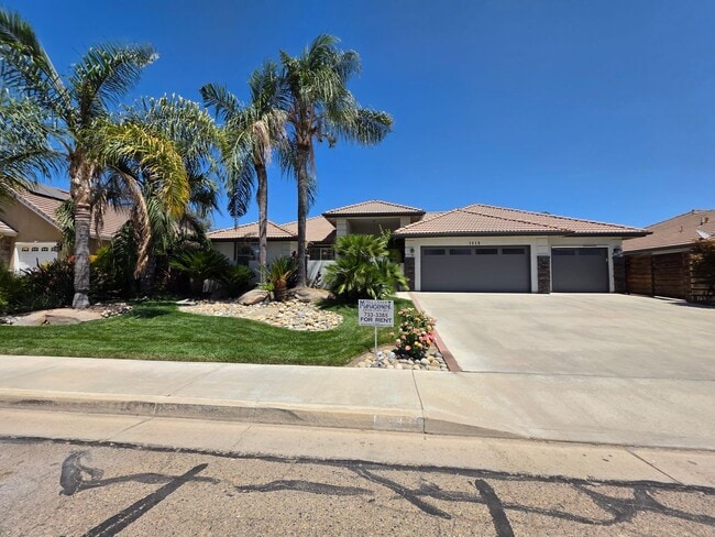 4 bedroom 2 bathroom with a pool and solar! - 4 bedroom 2 bathroom with a pool and solar! House
