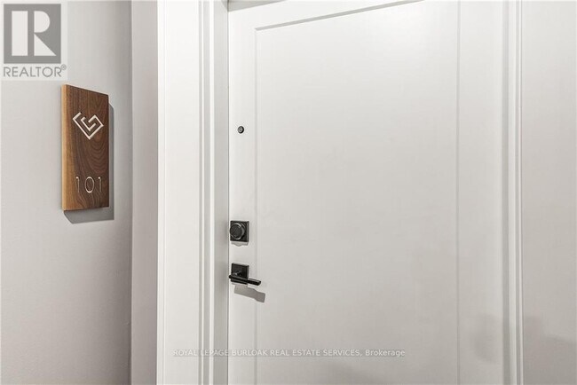 Photo - 1880 Gordon St Unité 101