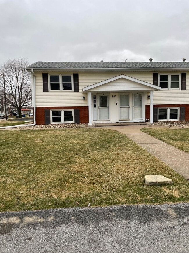 Building Photo - 2 Bedroom, 1.5 Bath Townhouse in LeClaire, IA