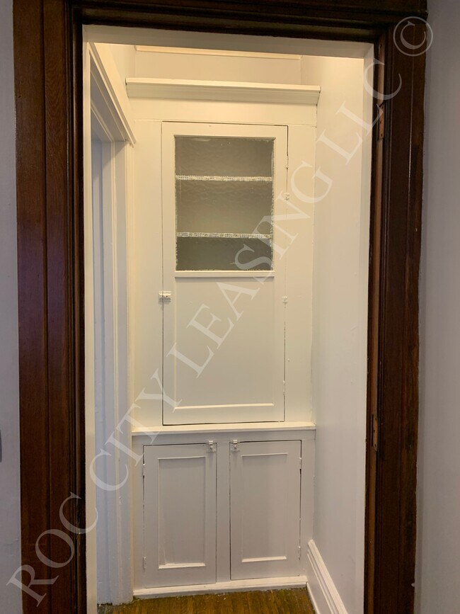 Photo - 1079 Monroe Ave