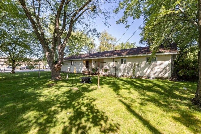 Building Photo - 1403/1405 Daley Avenue Unit 1403