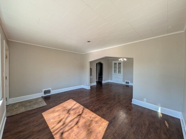 Building Photo - Pet friendly! Great deck for entertaining!