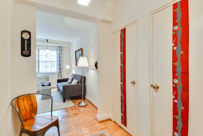 Foyer and closets - 3601 Greenway Unit 503