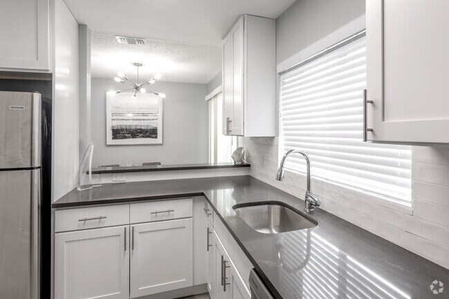 2BR, 1.5BA - 914SF