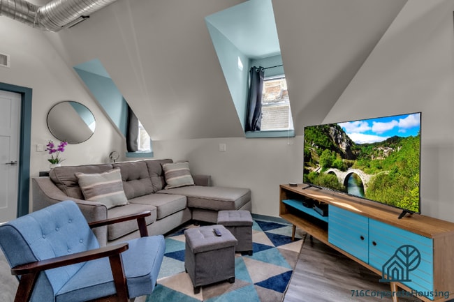 Building Photo - 36 E Utica St Unit 3B