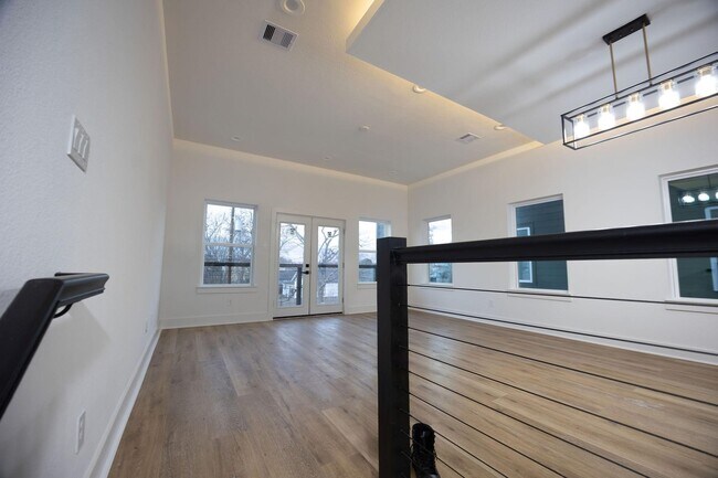 Photo - 868 E 35th St