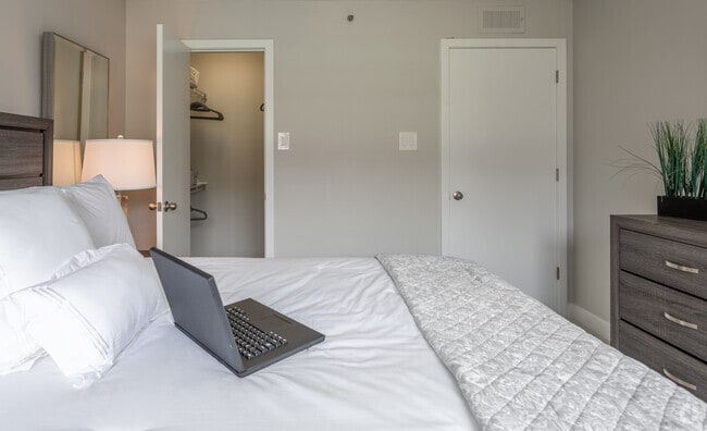 1BR, 1BA -640 SF
