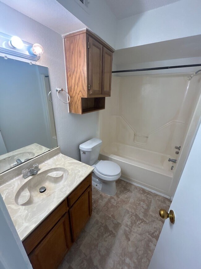 Photo - 5510 Brookview Ct Unidad # B - 1st floor