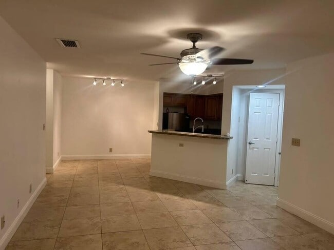Building Photo - 3370 Pinewalk Dr N Unit 1217