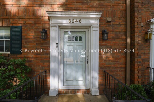 6246 S Yorktown Pl