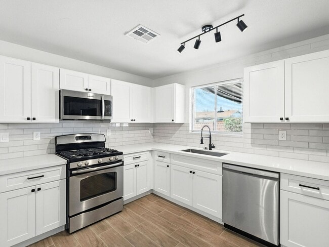Building Photo - Fully upgraded home with garage!