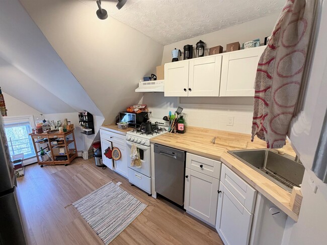 Building Photo - 72 College Ave Unit 3