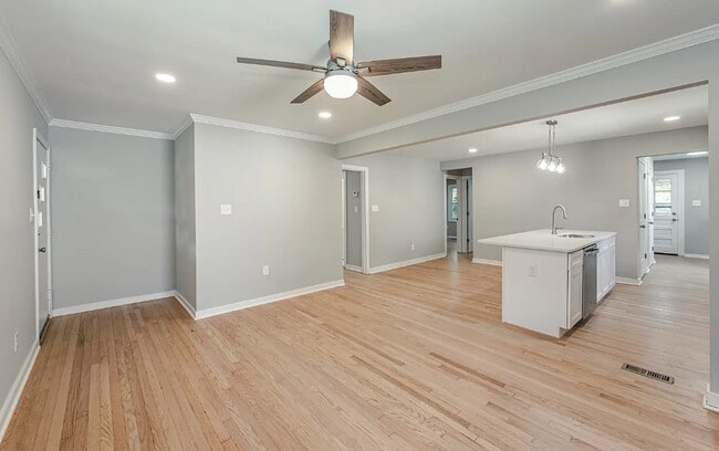 Photo - 1404 Landis Dr