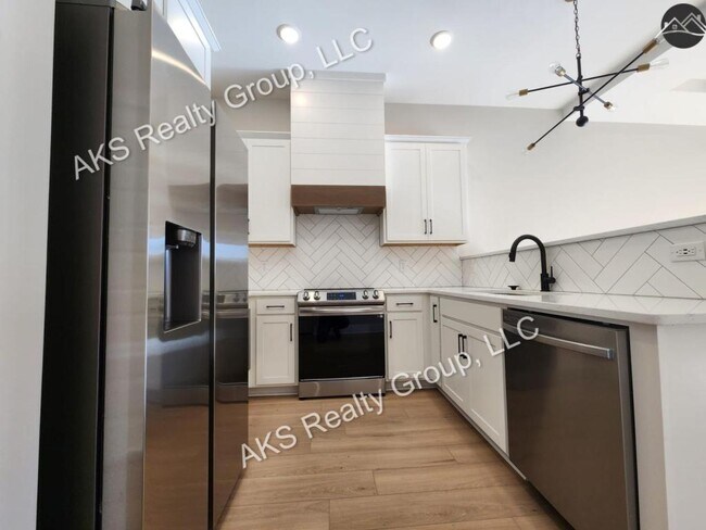 1202 Windsor Sq