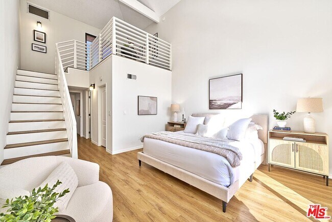 Building Photo - 10929 Morrison St Unit 4