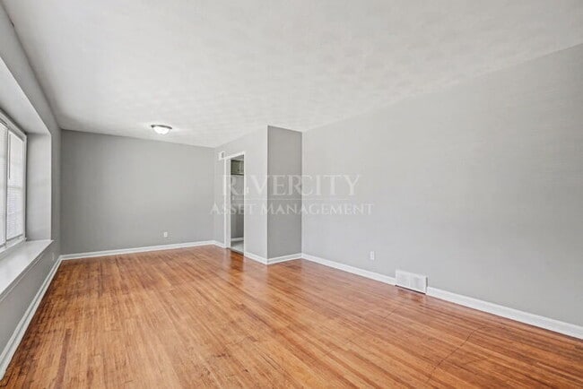 Photo - A MUST SEE LOCATED IN A BEAUTIFUL PART OF THE CITY!!!!!! SECTION 8 WELCOMED!!