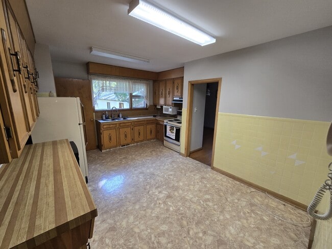 Photo - 855 Haney St