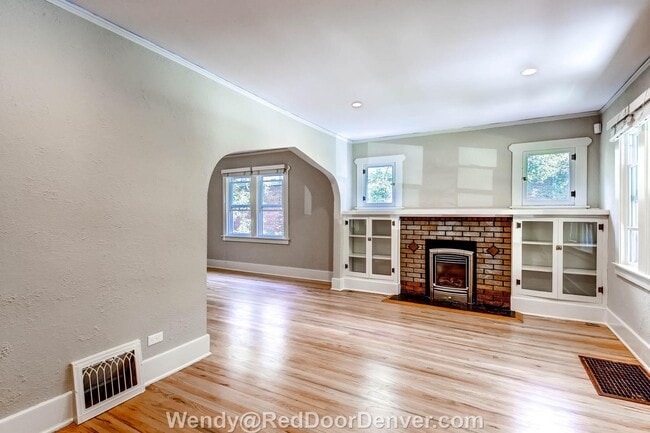 Living room - 634 S Vine Street