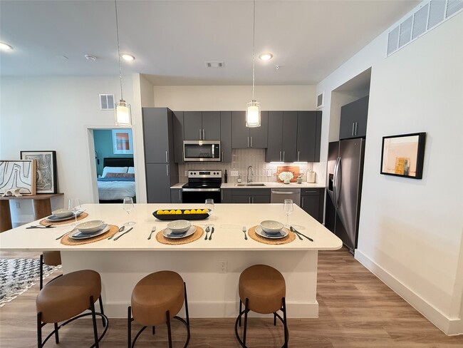 Building Photo - 641 W Crosstimbers St Unit 605 Rental