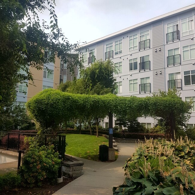 Building Photo - 13768 108 Av Unit Quattro 3