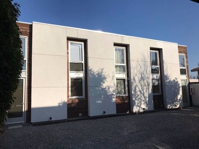 Photo - 832.5 Milton St